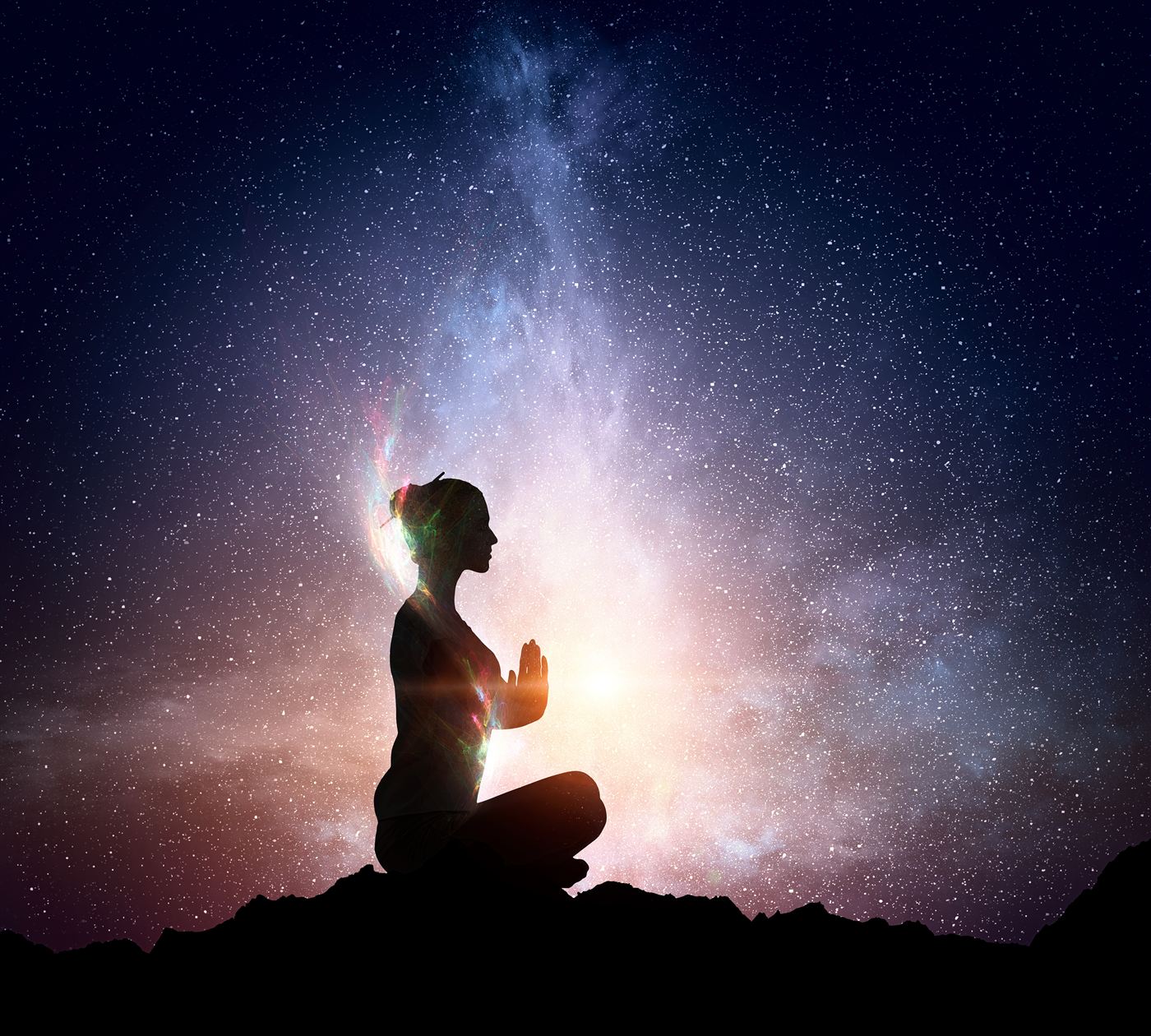 Mulher meditando sob céu estrelado